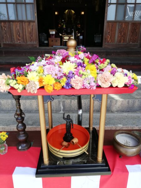 お寺前の花御堂に誕生仏をお祀りしました | 真福寺