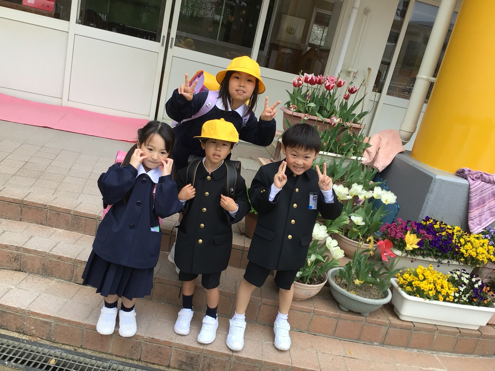 小学校に通い始めた卒園児がランドセル姿を見せに来てくれました